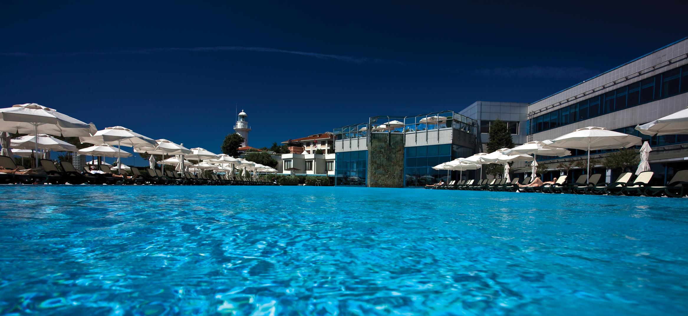 Renaissance Polat Istanbul Hotel Tiện nghi bức ảnh The pool at the hotel