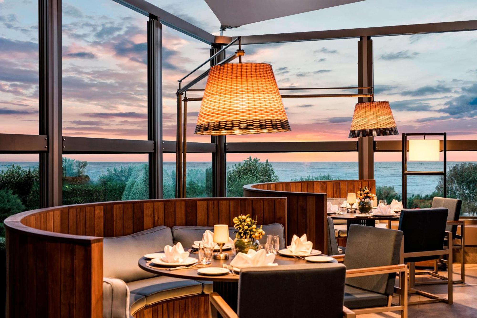 Renaissance Polat Istanbul Hotel Ngoại thất bức ảnh The Deck