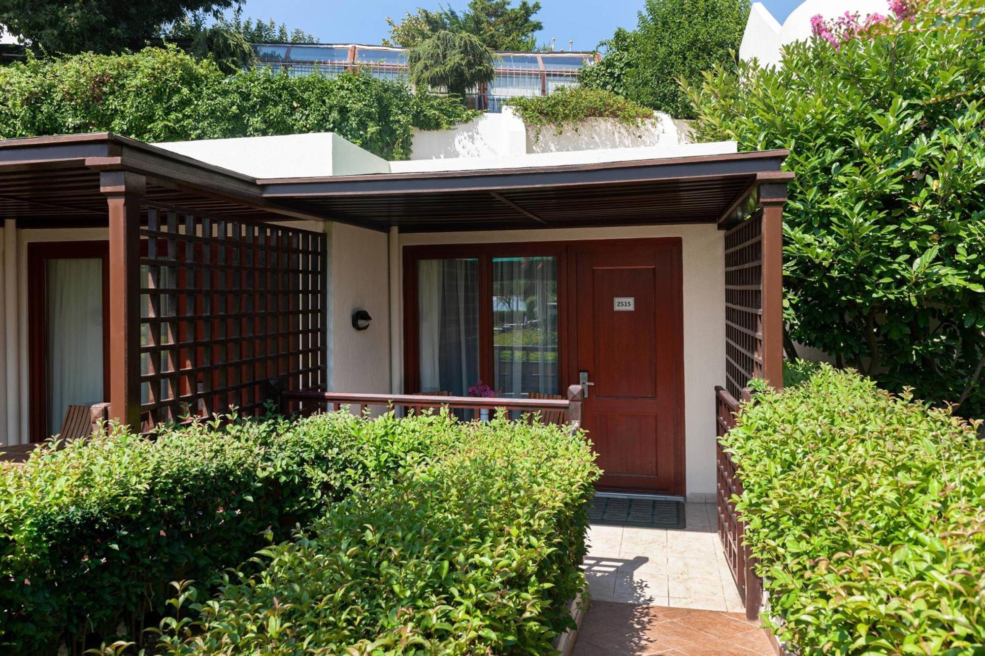 Renaissance Polat Istanbul Hotel Ngoại thất bức ảnh A bungalow at the resort